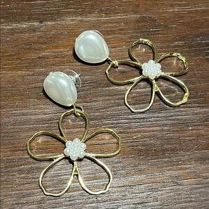 NWOT Goldtone  & Faux Pearl Floral Earrings